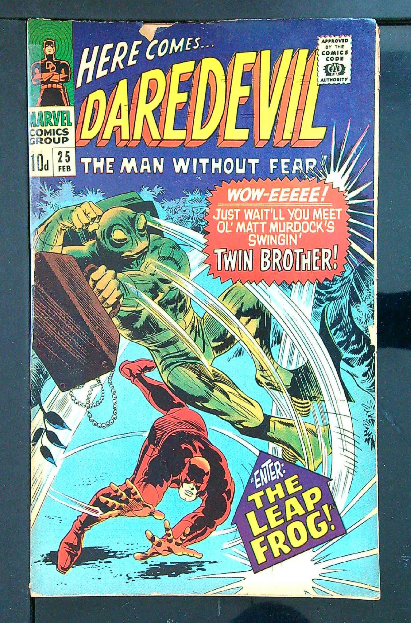 ACTUAL SCAN OF COMIC!<br>Tape on Spine - See Scan Cover of Daredevil (Vol 1) #25. One of 250,000 Vintage American Comics on sale from Krypton!